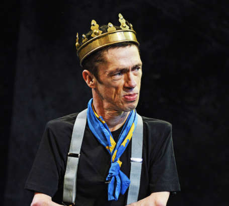 Alt: Man wearing a crown
